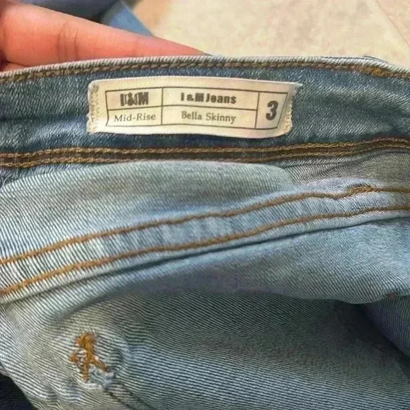 Mid-Rise Distressed Bella Skinny Jeans - Picture 3 of 3